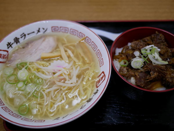 「なつ旨ラーメン 牛すじ丼セット 麺硬め」@ラーメン幸雅の写真