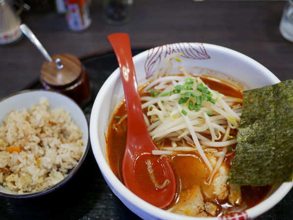 「赤いらーめん＋だし炊きごはん」@麺処 あす花の写真