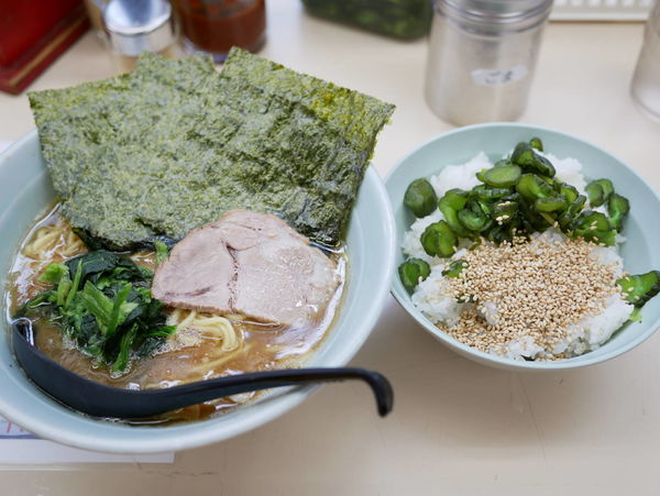 「ラーメン 麺硬め＋味濃いめ＋油多め＋サービスライス」@横浜家系ラーメン田中の写真