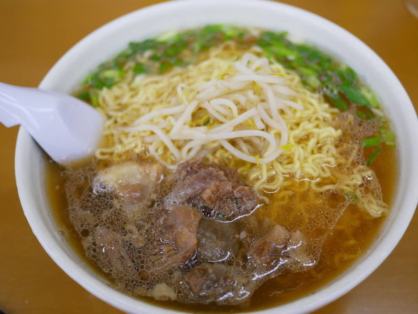 「スジラーメン 大盛 麺硬め＋瓶ビール」@ラーメン いのよしの写真