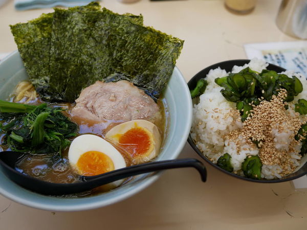 「ラーメン 並 麺硬め＋味濃いめ＋油多め＋ライス大盛」@横浜家系ラーメン田中の写真