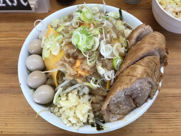 「ラーメン 子豚増し +ラーチーマン、コッコマン」@ハイマウントの写真