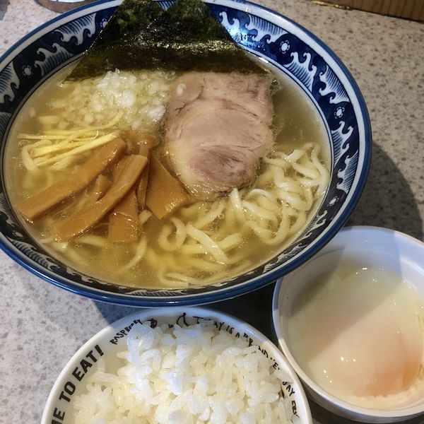 「【限定】魚醤シャキ玉ラーメン＋温玉＋プチライス」@五輪書の写真