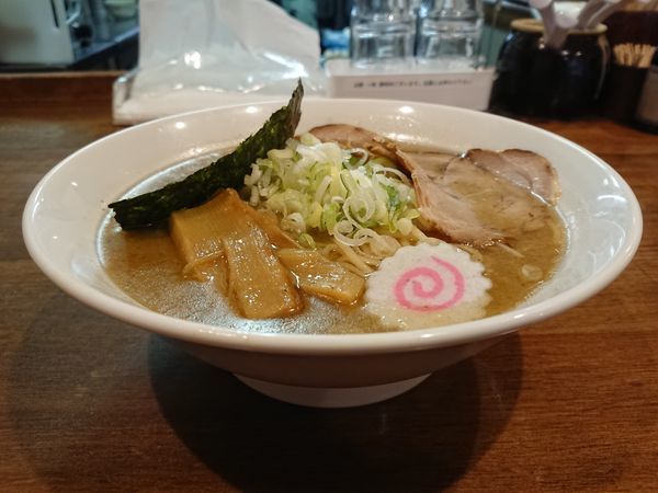 「ラーメン(濃厚魚介・熟成麺)」@自家製熟成麺 吉岡 田端店の写真