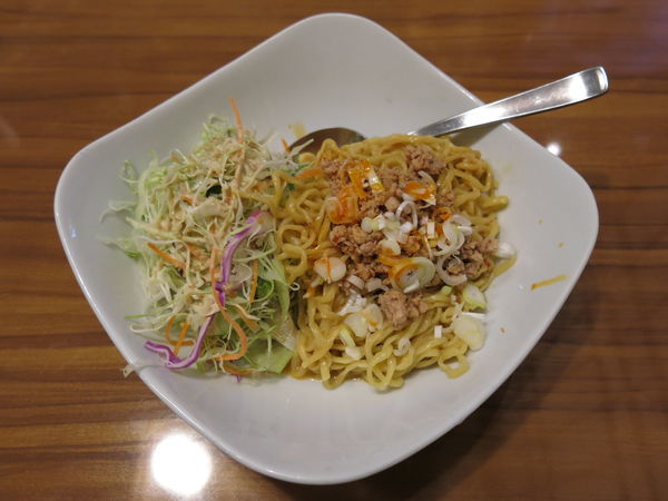 「四川風汁なし担々麺：750円＋消費税」@良記 餃子酒場 竹ノ塚本店の写真
