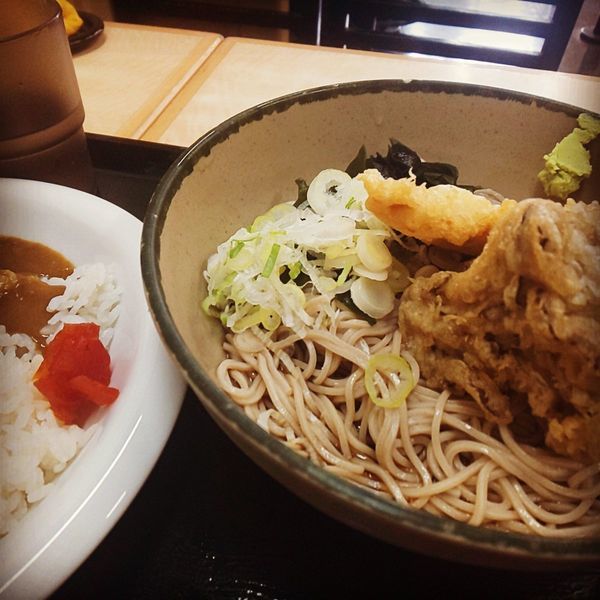 「金目鯛と舞茸の天ぷらそば（冷やし）」@名代 箱根そば 秋葉原店の写真