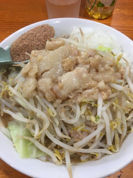 「ラーメン(300g)＋タマネギ＋魚粉」@らーめん じろきんの写真