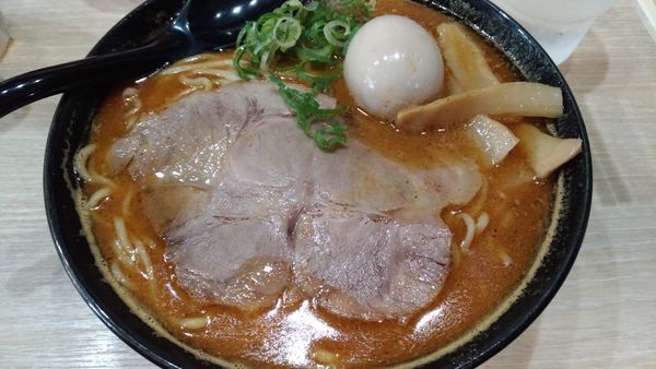 「辛い魚豚ラーメン」@麺屋 荒武者 浦安店の写真