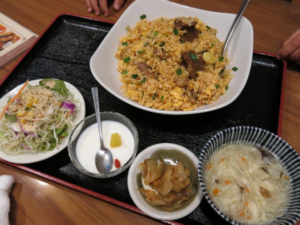 「牛肉チャーハンセット：699円＋消費税」@良記 餃子酒場 竹ノ塚本店の写真