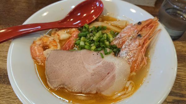 「鯛煮干し出汁追いかけ海老頭潮澄ましそば」@らあめん 寸八 総本店の写真