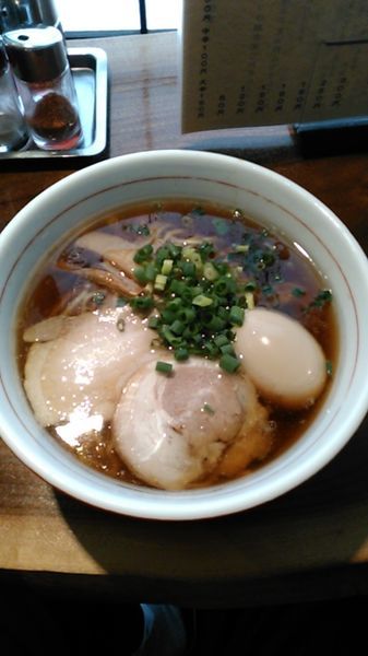 「醤油ラーメン 700円 ラーパス特典 味玉」@麺処ほおずきの写真