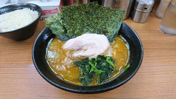 「ラーメン＋無料ライス」@横浜らーめん 若武者の写真