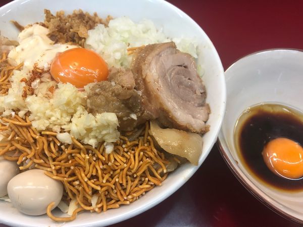 「まぜそば、うずら、SUKIYAKI、タマネギ」@ジラフの写真