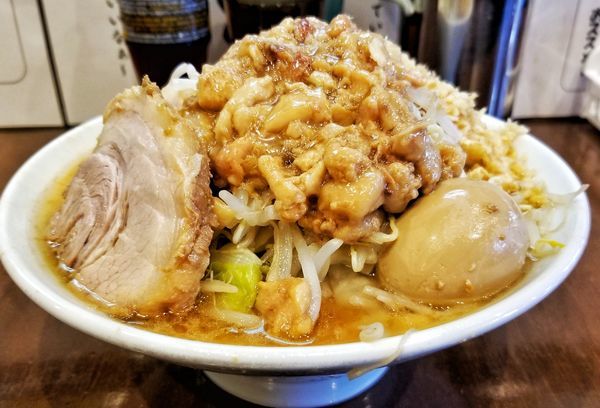 「小 味玉生姜ヤサイアブラマシマシカラメ」@麺屋 歩夢の写真