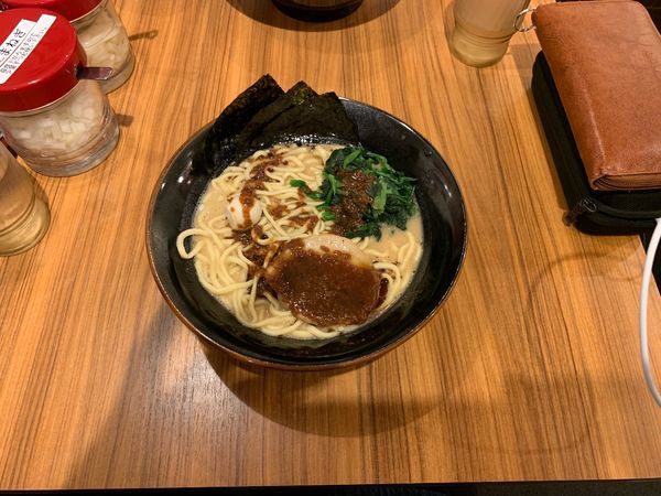 「黒家系ラーメン」@横浜家系ラーメン 横浜道 品川港南口店の写真