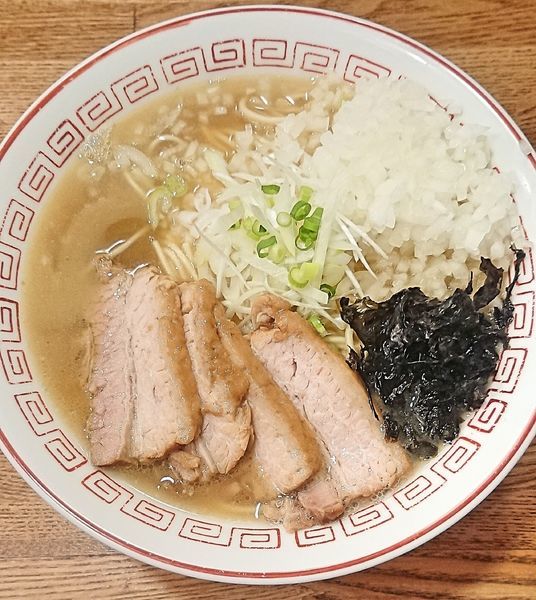 「煮干そば(白醤油)&チャーシュー&玉ねぎ」@煮干中華そば専門 煮干丸の写真