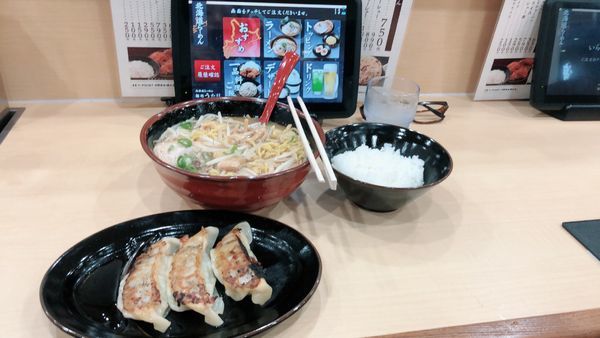 「味噌ラーメン 麺大盛り 餃子セット」@北海道らーめん 麺処うたり 平塚四之宮店の写真