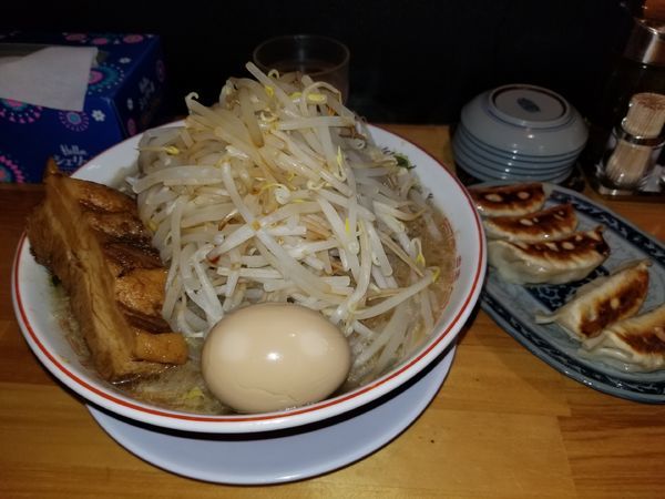 「豚そば大、味玉、ギョーザ」@つけめん・らーめん活龍 荒川沖店の写真