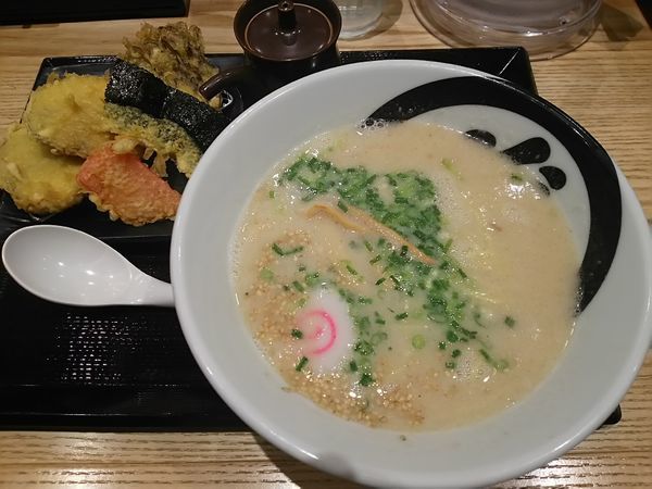 「胡麻豚骨らぁ麺　＋まいたけ（サービス券）」@天丼・らぁ麺 ハゲ天の写真