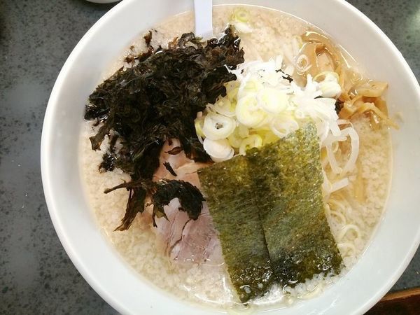 「ハッスル塩ラーメン（背脂多め）＋岩のり」@ハッスルラーメンホンマ 亀戸本店の写真