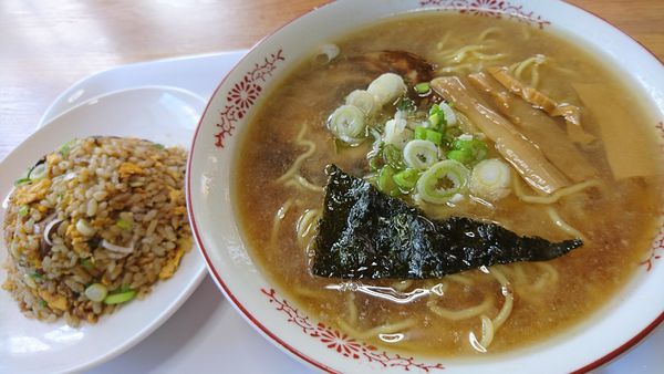 「醤油ラーメン、半炒飯」@はごろもの写真