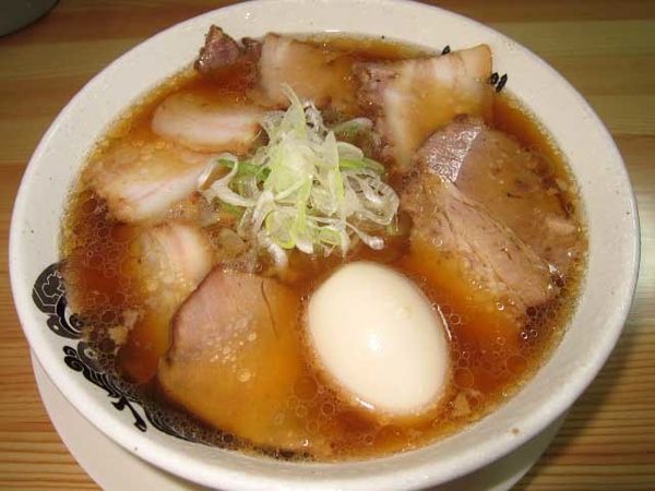 「淡麗醤油中華そばチャーシュー　930円＋半塾味玉　100円」@食堂 はせ川の写真