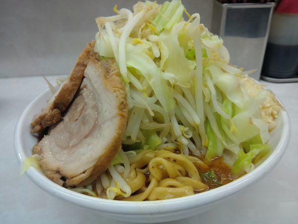 「ラーメン（ヤサイ・ニンニク） ￥850・辛い ￥100」@魔人豚の写真