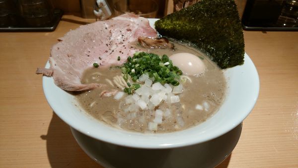 「濃厚牡蠣煮干しそば 煮玉子」@麺屋 まほろ芭の写真