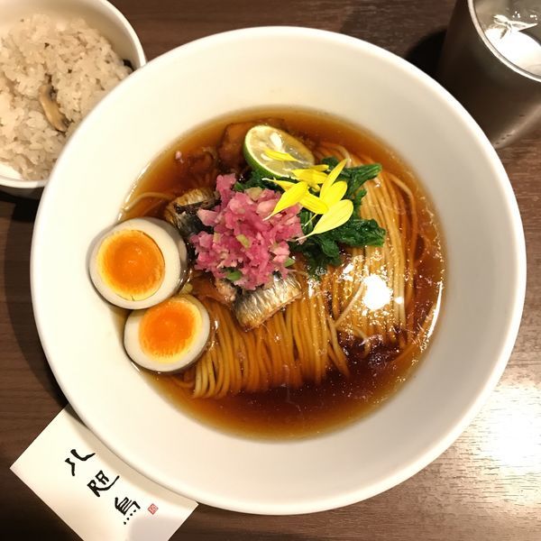 「秋刀魚と鰯の醤油ラーメンfeatキノコのご飯＋味玉」@八咫烏の写真