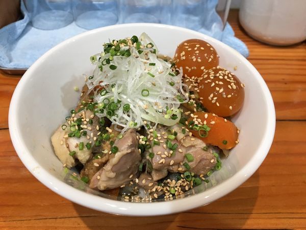 「琥珀(薄口醤油) ＋ 鶏皮丼」@麺LABOひろの写真