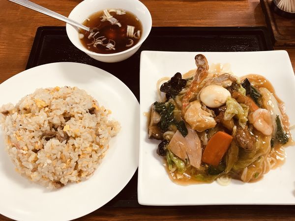 「カニ炒飯 & 五目焼きそば ¥750」@中華つばめの写真