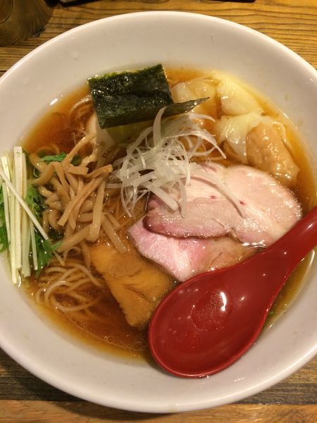 「香彩鶏だし特製醤油ラーメン990円」@麺屋 翔 西新宿本店の写真