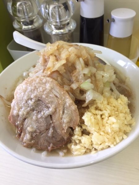 「らーめん（太めん） 730円　アブラ・ニンニク・たまねぎ」@らーめんPitの写真