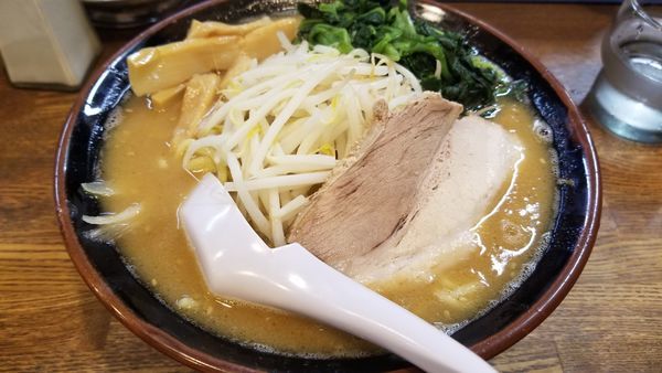 「いつもの豚骨味噌いつものお値段　太麺　ほうれん草トッピング」@らあめん 寸八 総本店の写真
