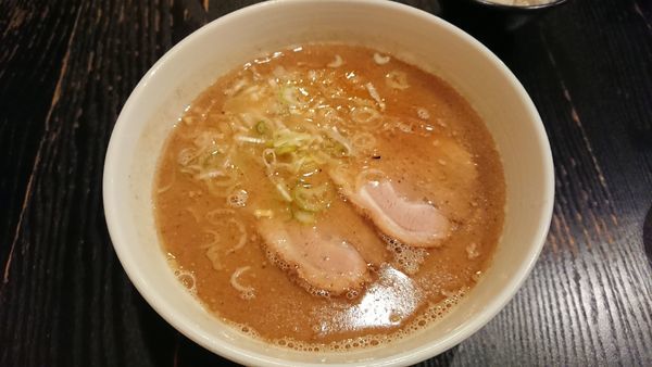 「豚骨醤油ラーメン」@らーめん ふらりの写真