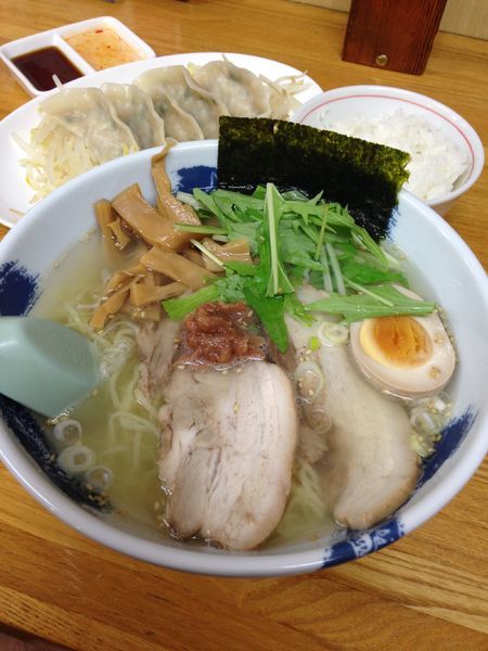 「なんなん塩ラーメン700円ゆで餃子340円半ライス(無料)」@麺屋 なんなんの写真