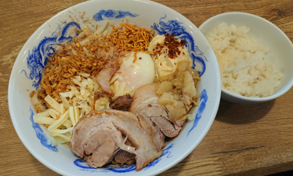 「豚マシまぜそば(卵あり) 全増し+おいめし」@ジャンクガレッジ 東大宮店の写真