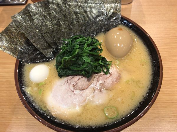 「八右衛門ラーメン880円 半ライス50円」@醤油豚骨ラーメン 八右衛門の写真