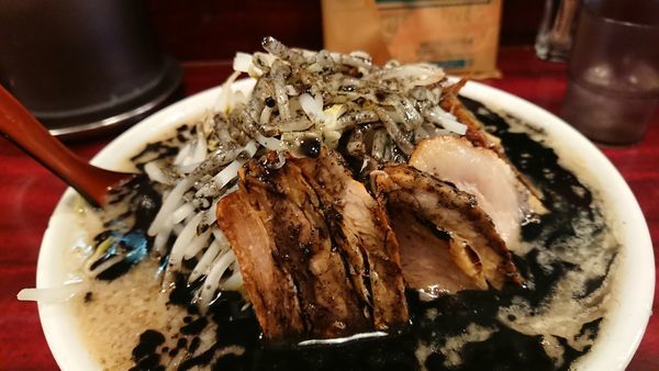 「ラー豚黒」@ゴリラーメンの写真