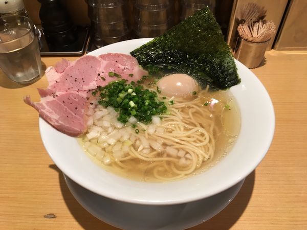 「旨味だし淡麗中華そば（塩）煮玉子入り＋替え玉」@麺屋 まほろ芭の写真