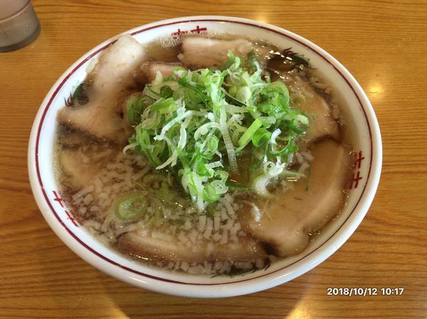 「しょうゆチャーシューメン(麺硬め、ネギ多め、背脂少し)900円」@ラーメンうめ八の写真