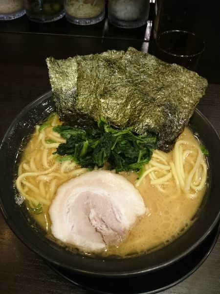 「醤油豚骨ラーメン690円+大盛り100円」@横浜家系ラーメン 市ヶ家の写真