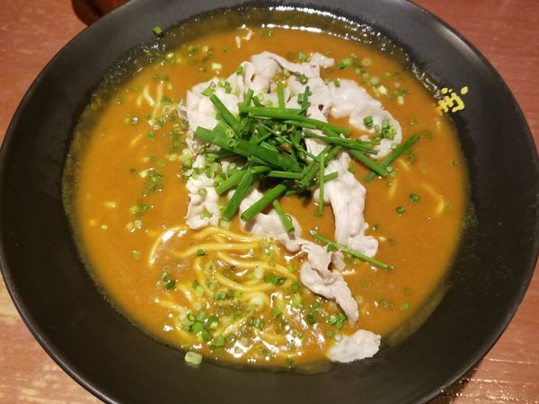 「赤いかれー麺(辛口)＋半ライス」@かれー麺 実之和 赤坂店の写真