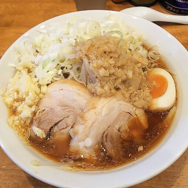 「【昼限定】豚道場ブラックラーメン麺少なめアブラニンニク」@麺屋豚道場の写真