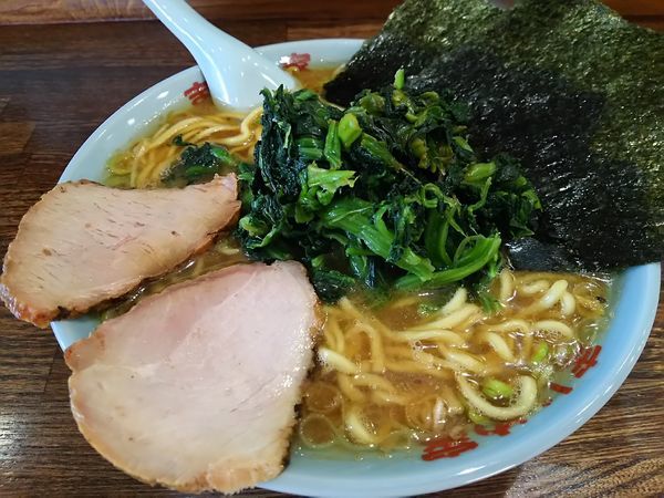 「ラーメン　中（１．５玉）　※麺かため　＋ほうれん草：㋚券」@豚骨醤油ラーメン まじめ家の写真