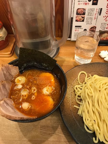 「辛つけ麺 中 味玉チャーシュー」@つけ麺屋 やすべえ 新宿店の写真