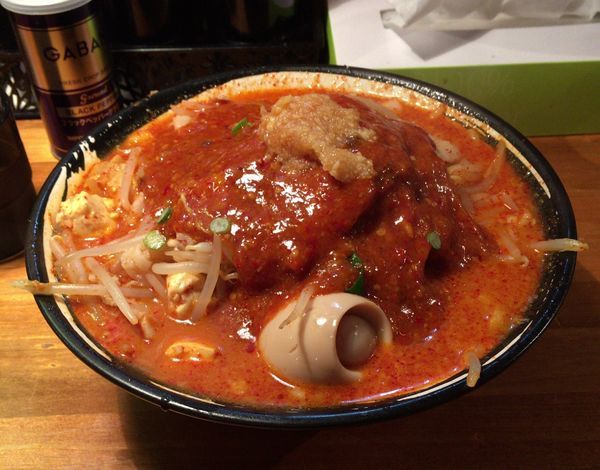 「味玉どて辛めん 野菜増し バラ肉倍増」@どてちん 習志野店の写真