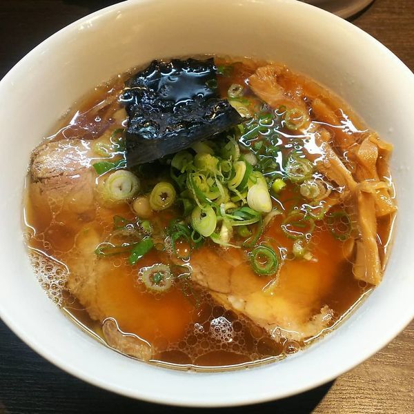 「醤油らぁ麺チャーシュー  1,050円」@支那そばや 本店の写真