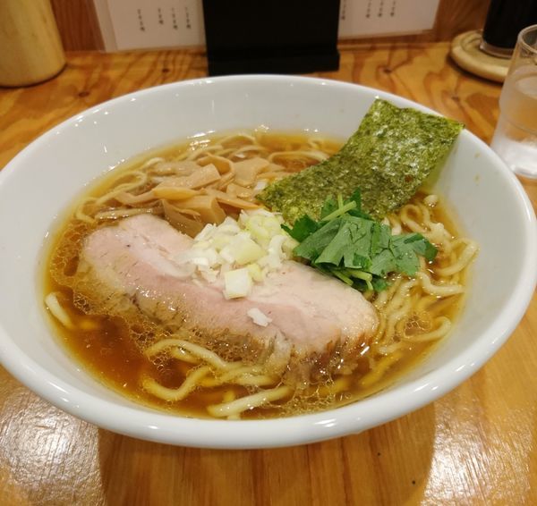 「鶏だし中華そば 醤油 平打ち麺」@麺屋くおん 上里店の写真