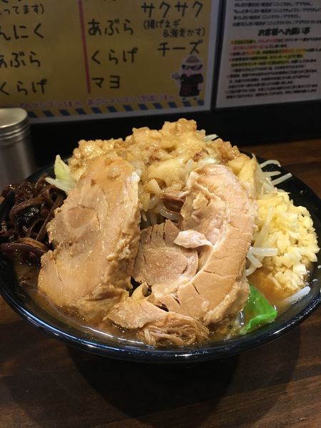 「ラーメン大＋豚1枚」@ガチ盛りラーメン アオイローの写真